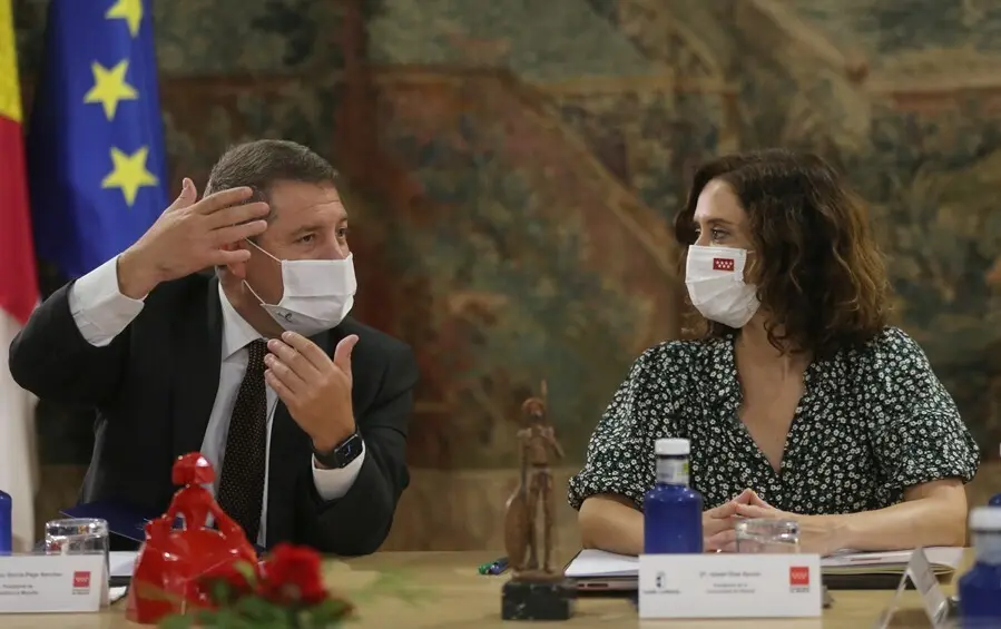 La presidenta de la Comunidad de Madrid, Isabel D&iacute;az Ayuso y el presidente de Castilla-La Mancha, Emiliano Garc&iacute;a-Page, en un encuentro bilateral, en el Palacio de Fuensalida, a 10 de septiembre de 2021, en Toledo, Castilla-La Mancha (Espa&ntilde;a).