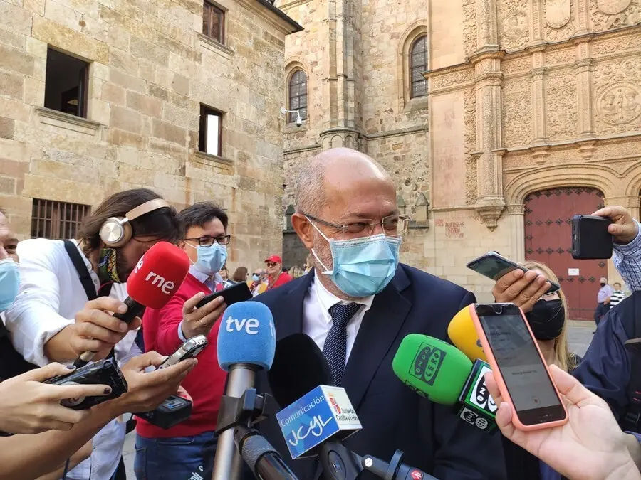 El vicepresidente de la Junta, Francisco Igea, atiende a los medios de comunicaci&oacute;n en Salamanca.