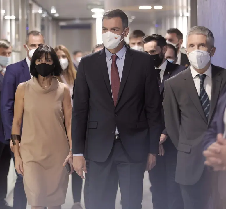 El presidente del Gobierno, Pedro S&aacute;nchez (c) y el ministro de Interior, Fernando Grande-Marlaska (d), a su llegada a la Comisi&oacute;n de Seguimiento del Plan de Lucha contra los Delitos de Odio, en la Oficina Nacional de Lucha Contra los Delitos de Odio, a 10