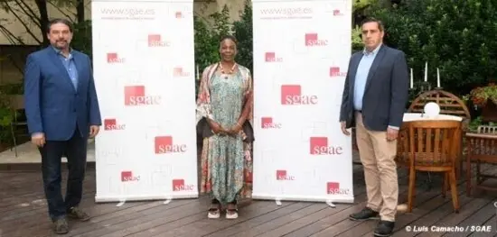 La cantante y compositora Buika posa junto al presidente de la SGAE, Antonio Onetti (izquierda) y Adri&aacute;n Restrepo, director general de la entidad, en su sede central de Madrid.