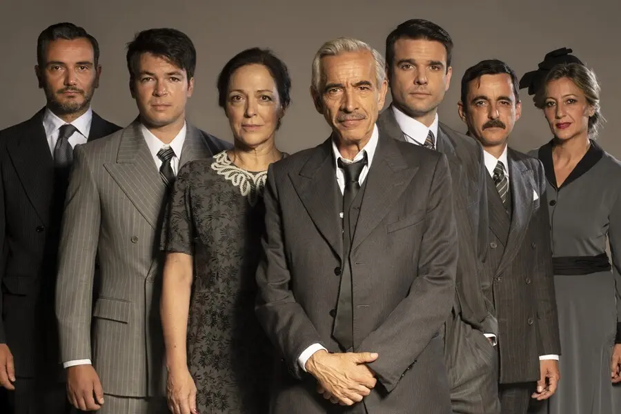 Imagen del elenco completo de la obra de teatro 'Muerte de un viajante'.