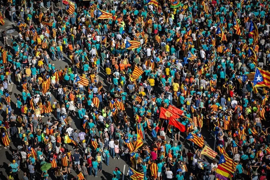 Archivo - Cientos de personas con banderas de la estelada (bandera independentista catalana) durante la manifestaci&oacute;n convocada por la Asamblea Nacional Catalana (ANC) con el lema 'Objectiu Independ&egrave;ncia (Objetivo independencia)', en la Diada de Catalu&ntilde;a 
