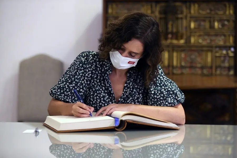 La presidenta de la Comunidad de Madrid, Isabel D&iacute;az Ayuso, firma durante un encuentro bilateral con el presidente de Castilla-La Mancha, en el Palacio de Fuensalida, a 10 de septiembre de 2021, en Toledo, Castilla-La Mancha (Espa&ntilde;a)