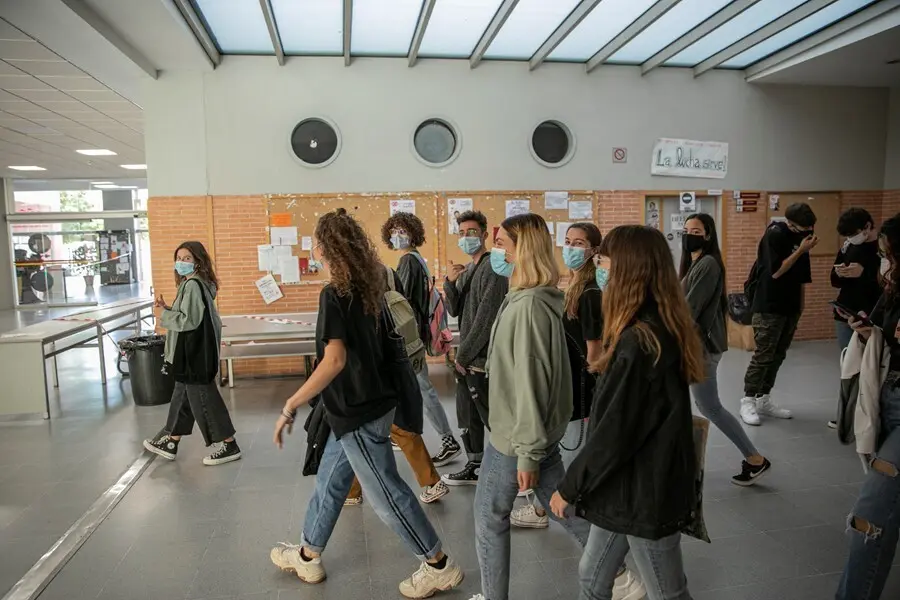 Archivo - Un grupo de estudiantes en los pasillos de la facultad de Comunicaci&oacute;n de la Universidad de Sevilla, durante el inicio de las clases de forma escalonada. En Sevilla, (Andaluc&iacute;a, Espa&ntilde;a), a 05 de octubre de 2020.