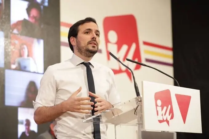Archivo - Imagen del coordinador federal de Izquierda Unida, Alberto Garz&oacute;n, durante el cierre de la Asamblea que ha aprobado su reelecci&oacute;n al frente de la organizaci&oacute;n.