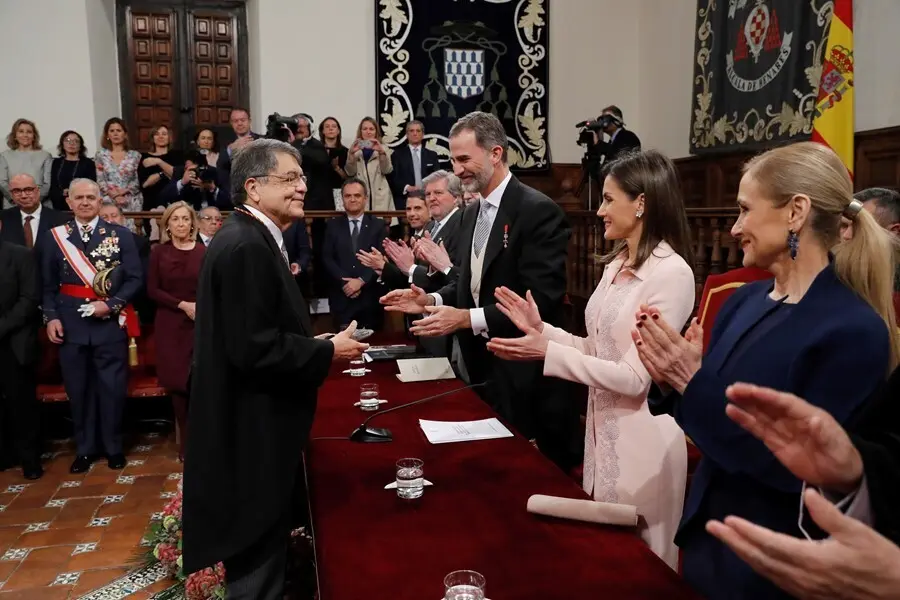 Archivo - Los Reyes imponen la medalla del Premio Cervantes al escritor nicarag&uuml;ense Sergio Ram&iacute;rez durante el acto de entrega de este galard&oacute;n que ha tenido lugar en el Paraninfo de la Universidad de Alcal&aacute; de Henares