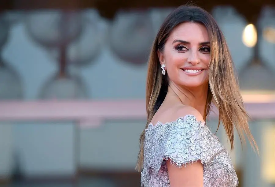 a actriz espa&ntilde;ola Pen&eacute;lope Cruz a su llegada a la ceremonia de entrega de premios de la 78 edici&oacute;n del Festival internacional de Venecia, en Venecia. EFE/ETTORE FERRARI