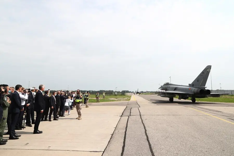 Archivo - Un caza militar se dispone a despegar en la base de Siauliai durante la visita de S&aacute;nchez a las tropas espa&ntilde;olas en misi&oacute;n de la OTAN