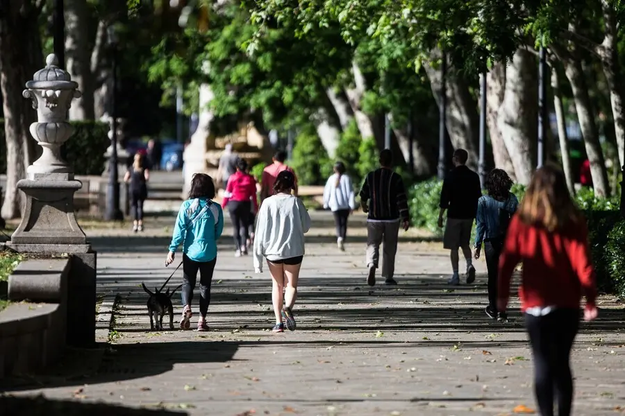 Archivo - Transe&uacute;ntes caminando por la calle del Prado de la capital. En Madrid, (Espa&ntilde;a), a 9 de mayo de 2020.