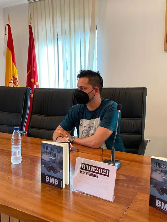 El almeriense Jos&eacute; Piqueras gana el premio de novela negra BMB 2021 con 'Senderos tras la niebla' y recibe el galard&oacute;n en el festival cultural de Boss&ograve;st (Lleida). En Lleida, a 12 de septiembre de 2021.