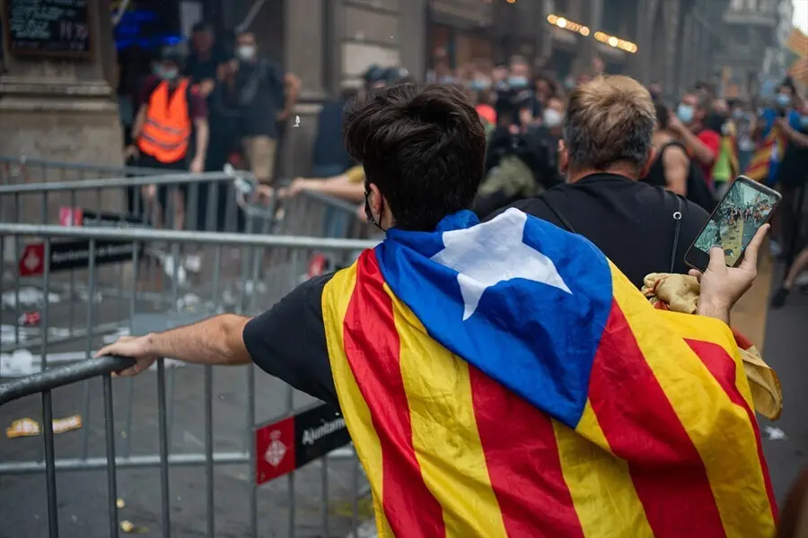 Un hombre increpa a la polic&iacute;a durante los altercados en la comisar&iacute;a de la Polic&iacute;a Nacional de la via Laietana tras la manifestaci&oacute;n de la ANC por la Diada, d&iacute;a de Catalu&ntilde;a, a 11 de septiembre de 2021, en Barcelona, Catalunya (Espa&ntilde;a). 