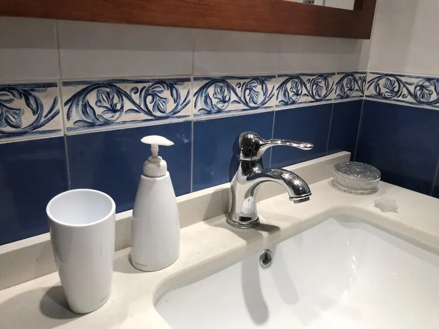 Archivo - Grifo de lavabo, agua, higiene, dispensador de jab&oacute;n