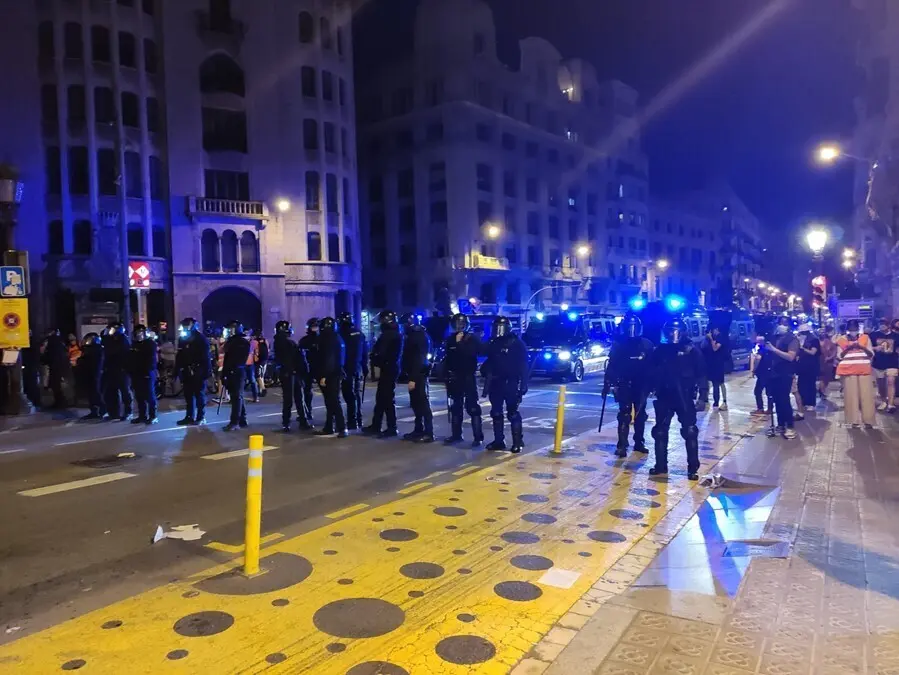 Los Mossos dispersan a los concentrados ante la Jefatura de Polic&iacute;a en Barceona, que les increpan y lanzan objetos durante la Diada