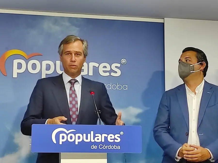 Gonz&aacute;lez Terol interviene, observado por Bellido, en la sede del PP de C&oacute;rdoba.