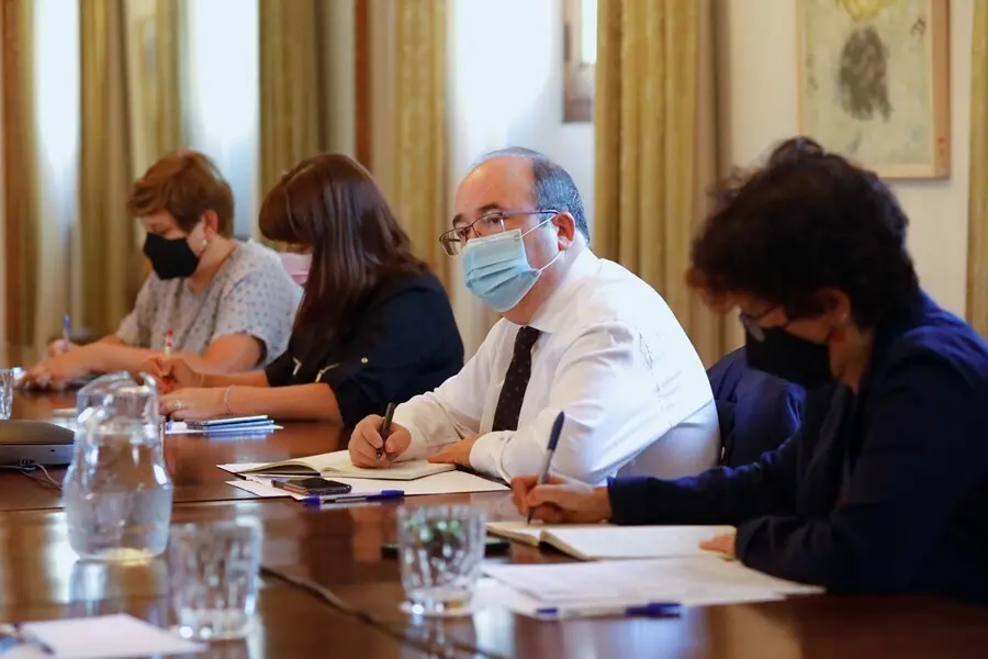 El ministro de Cultura y Deporte, Miquel Iceta (2d); la directora general del Libro y Fomento de la Lectura, Mar&iacute;a Jos&eacute; G&aacute;lvez (3d), y la presidenta de las Asociaciones de Ilustradores Profesionales (FADIP), Nuria Tamarit (4d), durante una reuni&oacute;n, en la 