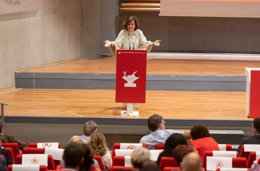 La exvicepresidenta del Gobierno y secretaria de Igualdad del PSOE, Carmen Calvo, durante la celebraci&oacute;n del 40 Aniversario de la constituci&oacute;n de Izquierda Socialista del PSOE, en la sede de UGT, a 12 de septiembre de 2021.