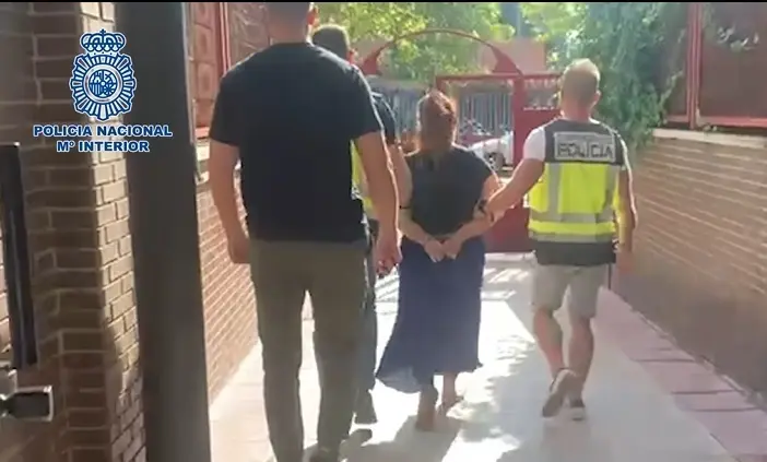 Archivo - La Polic&iacute;a Nacional ha detenido a una mujer por vender certificados falsos de test PCR que facilitaban viajes al extranjero