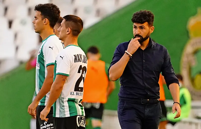 Fern&aacute;ndez Romo justo antes de que Manu y Borja Dom&iacute;nguez entraran al terreno de juego. / Hardy