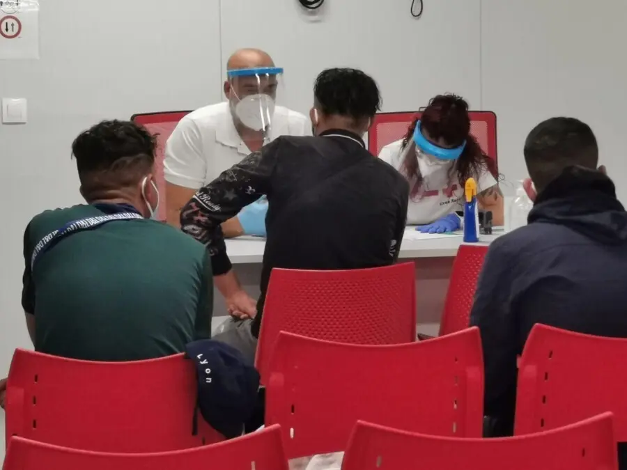 Un equipo de Cruz Roja atiende a migrantes llegados al Puerto de Almer&iacute;a.