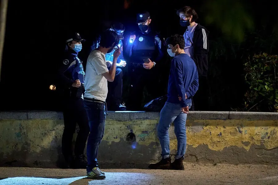 Archivo - La Polic&iacute;a Municipal de Madrid identifica a dos j&oacute;venes en en el Parque de las Vistillas