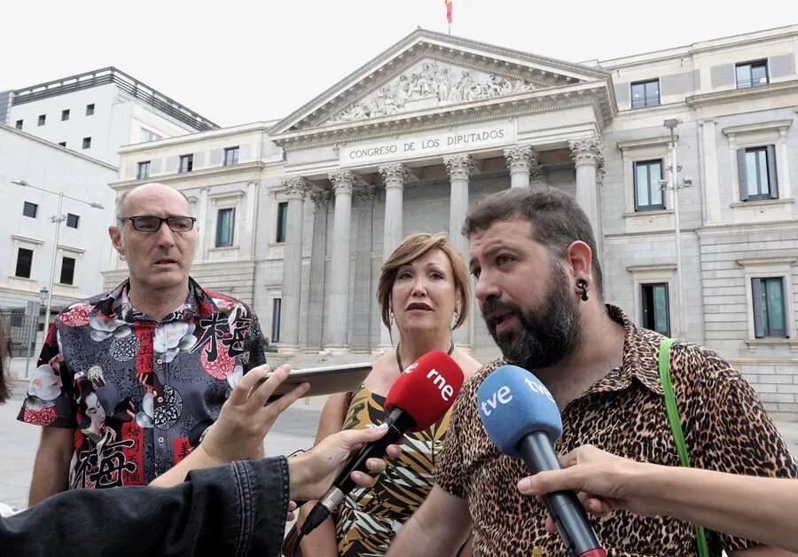 El presidente del Observatorio Contra la Homofobia de Catalu&ntilde;a, Eugeni Rodr&iacute;guez; la presidenta de la Plataforma Trans, Mar Cambroll&eacute;; y el representante del Observatorio Contra la LGTBI+fobia de Vitoria-Gasteiz, Amets Mart&iacute;nez delante del Congreso.