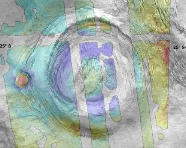 Imagen de radar de apertura sint&eacute;tica (SAR) Magallanes de Aramaiti Corona. Narina Tholus (centro izquierda) aparece como dos c&uacute;pulas adyacentes que se superponen en el anillo de fractura exterior oeste.