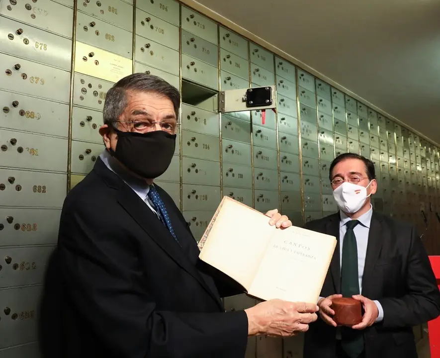 El escritor nicarag&uuml;ense Sergio Ram&iacute;rez  y el ministro de Asuntos Exteriores, Uni&oacute;n Europea y Cooperaci&oacute;n, Jos&eacute; Manuel Albares, durante el acto de entrega del Legado de Rub&eacute;n Dar&iacute;o en la Caja de las Letras del Instituto Cervantes,