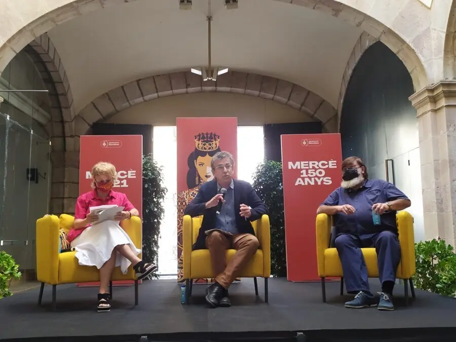 El teniente de alcalde, Jordi Mart&iacute;, durante la presentaci&oacute;n de la programaci&oacute;n del MAC y los actos de cultura popular, acompa&ntilde;ado de la directora art&iacute;stica del MAC, Marta Almirall, y el director de los actos tradicionales de la Merc&egrave;, Xavier Cordom&iacute;.