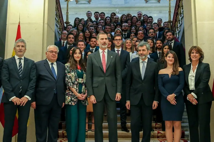 Archivo - El rey Fellipe VI (4i), el presidente del Tribunal Supremo y del Consejo General del Poder Judicial, Carlos Lemes (5i), el ministro de Inerior, Fernando Grande-Marlaska (1i) y la ministra de Justicia (1d) posan con los nuevos jueces. 