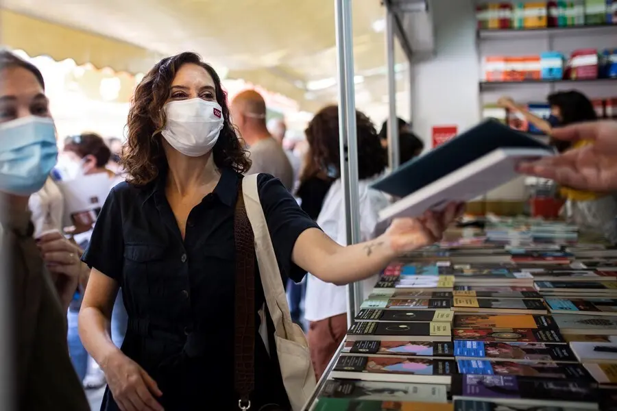 La presidenta de la Comunidad de Madrid, Isabel D&iacute;az Ayuso, durante una visita a la Feria del Libro de Madrid, en el Parque del Retiro, a 11 de septiembre de 2021, en Madrid (Espa&ntilde;a). 