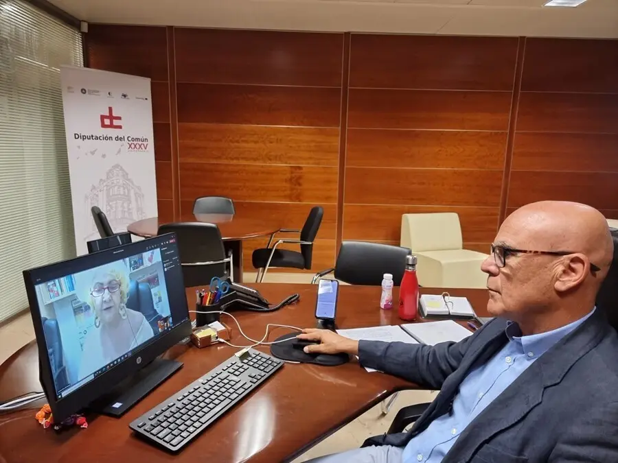 El Diputado del Com&uacute;n, Rafael Yanes, en una reuni&oacute;n por videoconferencia con la presidenta de la asociaci&oacute;n Defensor del Paciente, Carmen Flores