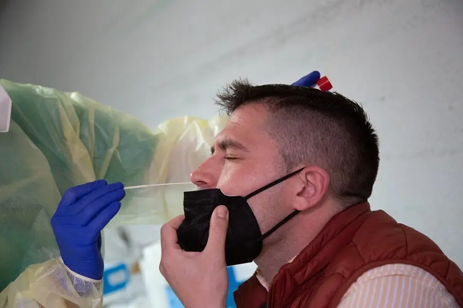 Archivo - Una sanitaria realiza un test de ant&iacute;genos o una PCR a un hombre, en un dispositivo de cribado masivo instalado en el Hospital Perpetuo Socorro, en Badajoz, Extremadura (Espa&ntilde;a), a 1 de abril de 2021. Este mi&eacute;rcoles ha comenzado la segunda fase 