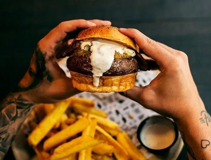 Hamburguesas con carne cocinada a la brasa