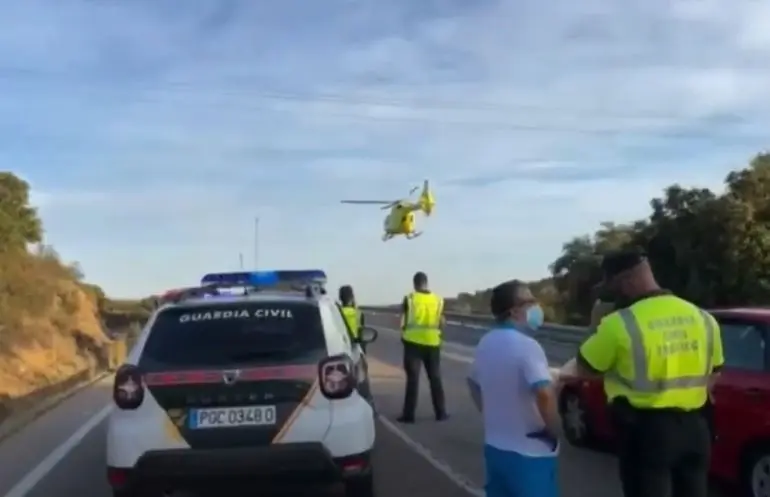 Trasladan a una mujer en estado grave al 12 de Octubre tras haber sufrido un accidente de tr&aacute;fico.
