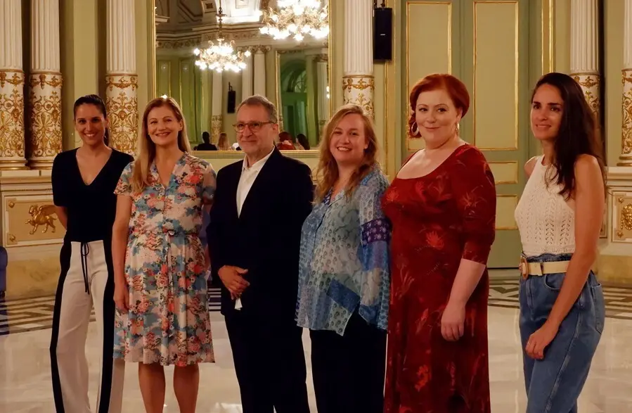 La cantante de &oacute;pera Sara Blanch, junto a la soprano Johanni van Oostrum; el director musical del Liceu, Josep Pons; la repositora Eloise Lally; la soprano Miina-Liisa V&auml;rel&auml; y la cantante de &oacute;pera Elena Sancho.
