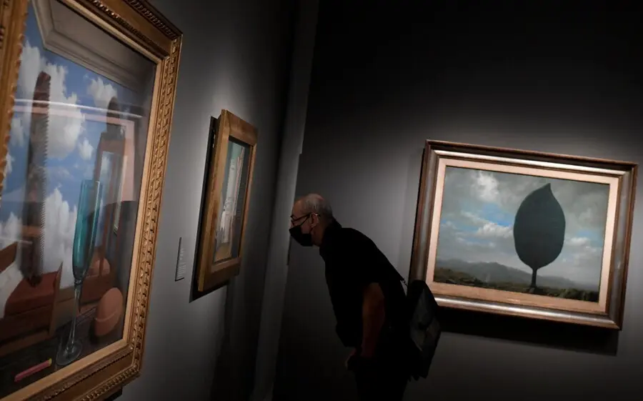 Una persona observa una de las obras de la exposici&oacute;n &lsquo;La m&aacute;quina de Magritte&rsquo; en el Museo Nacional Thyssen-Bornemisza