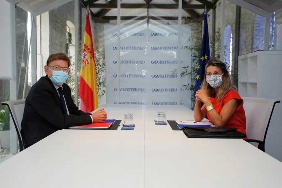 El president de la Generalitat valenciana, Ximo Puig, y la vicepresidenta segunda y ministra de Trabajo y Econom&iacute;a Social  Yolanda D&iacute;az, posan a la c&aacute;mara durante una reuni&oacute;n en el Sede Casa Mediterr&aacute;neo