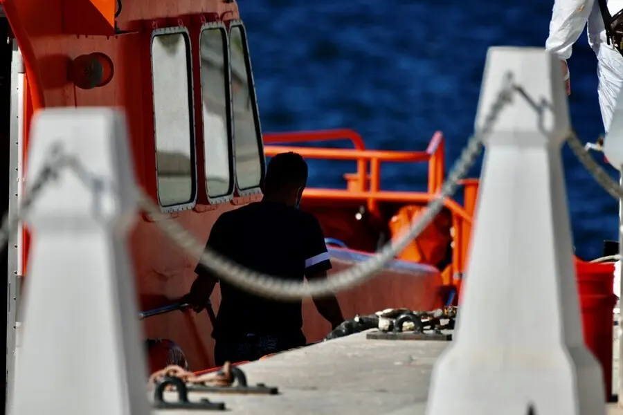Un migrante a bordo de una embaraci&oacute;n de Salvamento Mar&iacute;timo. 