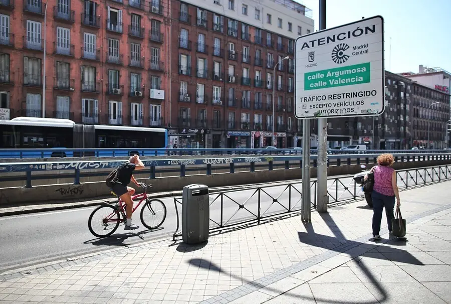 Archivo - Autob&uacute;s de EMT y bicicleta en las calles de Madrid. 
