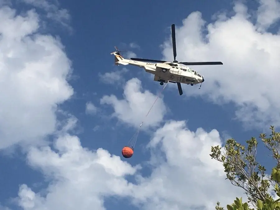 Un helic&oacute;ptero trabaja en la zona del incendio en Sierra Bermeja, al que se incorporan tambi&eacute;n bomberos de m&aacute;laga capital