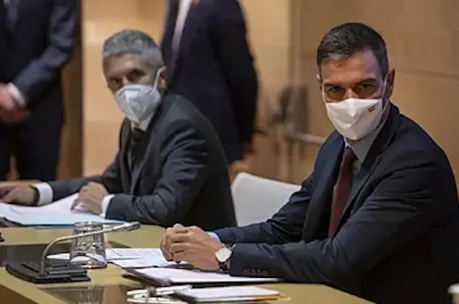 Pedro S&aacute;nchez, junto a Fernando Grande-Marlaska, en Moncloa.POOL