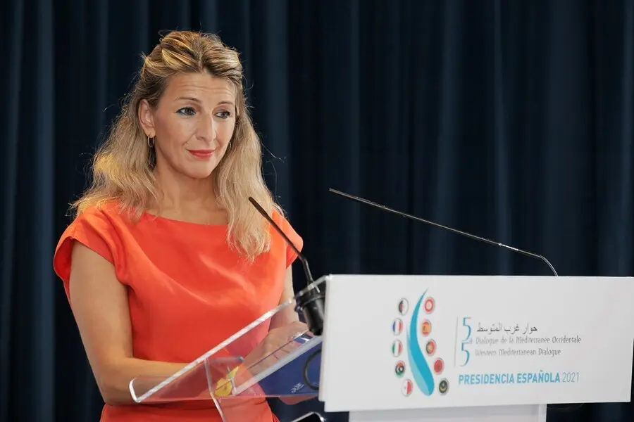 La vicepresidenta segunda y ministra de Trabajo y Econom&iacute;a Social  Yolanda D&iacute;az, responde a los medios tras una reuni&oacute;n en el Sede Casa Mediterr&aacute;neo, a 13 de septiembre de 2021, en Alicante, Comunidad Valenciana (Espa&ntilde;a). Puig y D&iacute;az mantienen una reuni&oacute;n