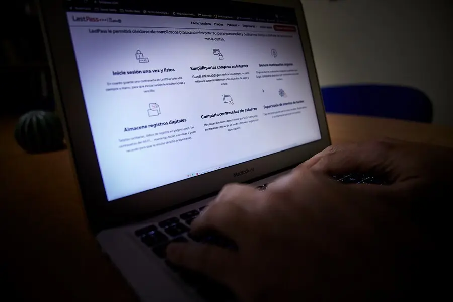 Archivo - Una persona navega en Internet con un ordenador, 