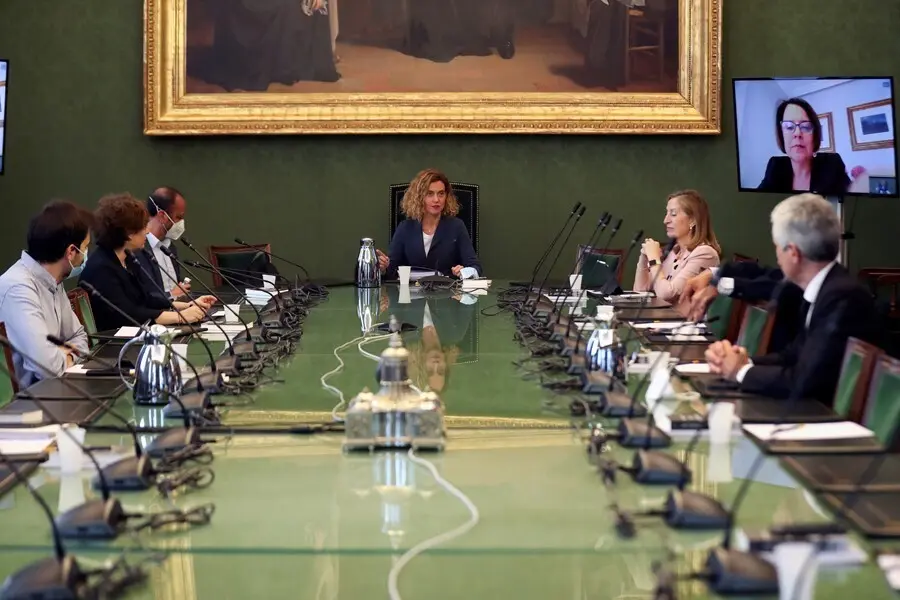 Archivo - La presidenta del Congreso de los Diputados, Meritxell Batet (c), preside una reuni&oacute;n de la Mesa del Congreso.