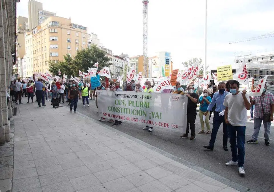 Un instante de la protesta de USO ante el Parlamento regional. / hardy