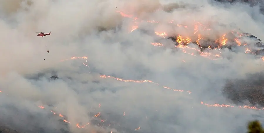Helic&oacute;ptero contra incendio intentando apagar el fuego de la Sierra Bermeja, visto desde el cerro de la Silla de los Huesos, a 13 de septiembre 2021 en Casares (M&aacute;laga) Andaluc&iacute;a