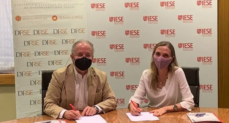 Acuerdo entrte Alberto Andreu (presidente de DIRSE) y Cristina S&aacute;daba, directora ejecutiva del Center for Public Leadership and Government del IESE-Universidad De Navarra