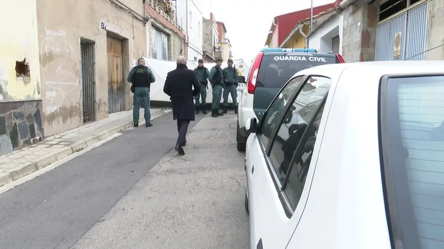 Archivo - Registro en la casa de Manuel, en presencia del detenido, en busca del cuerpo de Marta Calvo