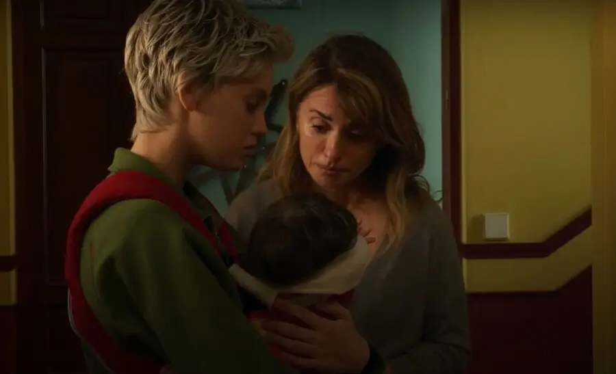 Escena de 'Madres paralelas', pel&iacute;cula de Pedro Almod&oacute;var