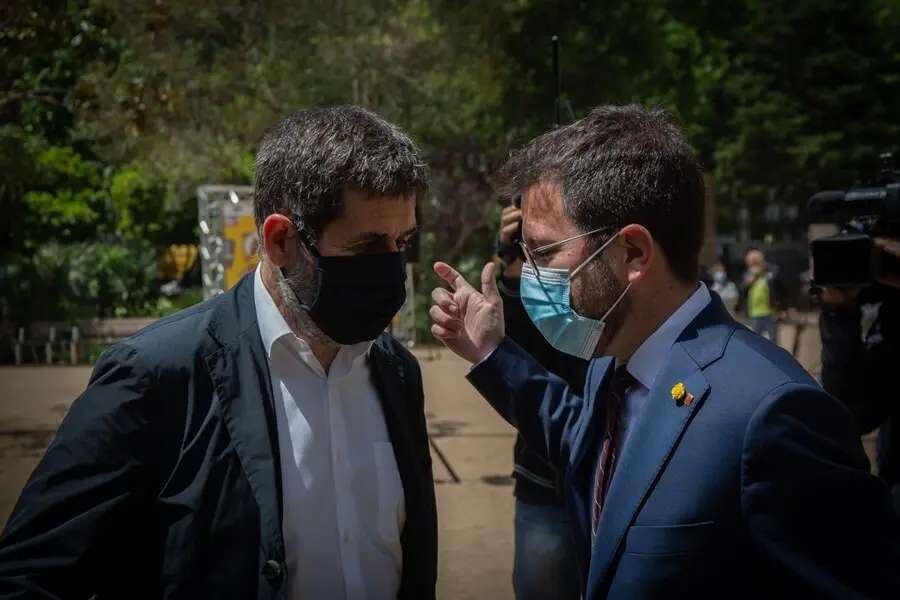 Archivo - El president de la Generalitat en funciones, Pere Aragon&egrave;s (d) y el secretario general de Junts, Jordi S&agrave;nchez (i) realizan hablan entre ellos, a 17 de mayo de 2021, en Barcelona, Catalunya (Espa&ntilde;a). ERC y Junts han cerrado un principio de acuer